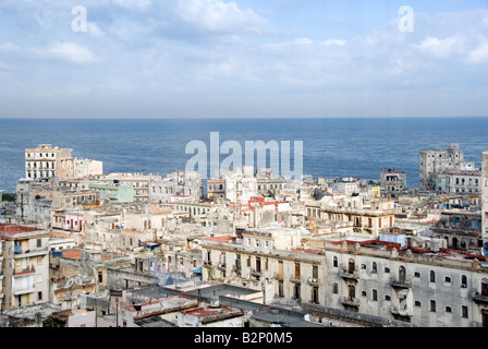 Vue aérienne vers El Malecon sur les toits des logements délabrés dans le quartier de Centro Havana Cuba Banque D'Images