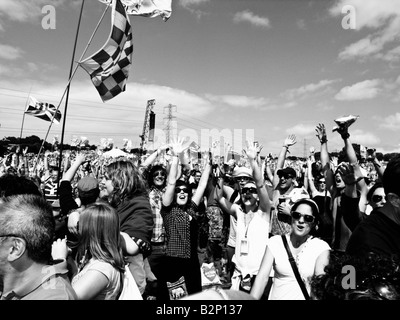 Heureux les foules en profitant du soleil à Glastonbury 2008 Banque D'Images