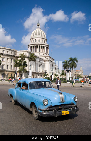 Old vintage voiture américaine devant le Capitolio à La Habana Vieja Cuba La Havane Banque D'Images