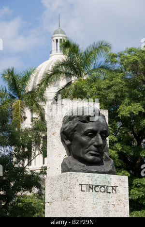 Buste du président américain Abraham Lincoln avec le dôme du Capitolio dans l'arrière-plan à La Havana Vieja Cuba Banque D'Images