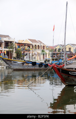 Bateaux traditionnels peints à Hoi An Vietnam Harbour Banque D'Images