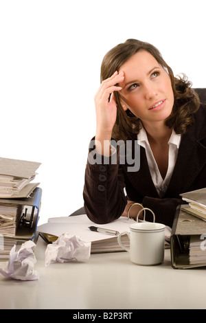 Pensive businesswoman assis à un bureau dans un bureau Banque D'Images