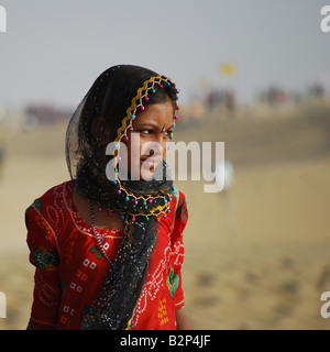 Une jeune femme indienne en vêtements traditionnels colorés au Festival du chameau dans le Grand désert de Thar, Jaisalmer, Inde. Banque D'Images