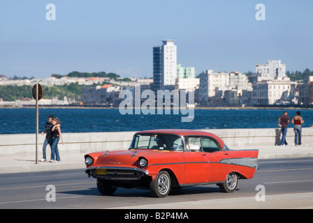Old vintage voiture américaine conduite le long des El Malecon de La Havane Cuba Banque D'Images