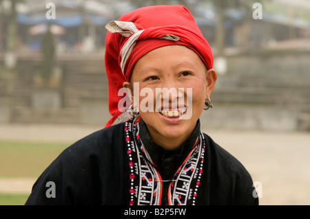 Portrait de Dao rouge girl wearing costume traditionnel tribal à Sapa, Vietnam Banque D'Images