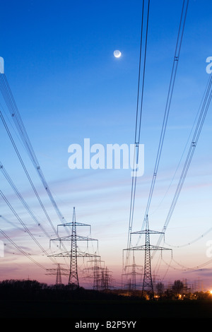 Centrale nucléaire de Grafenrheinfeld Bavière Schweinfurt Allemagne Europe UE au crépuscule Banque D'Images