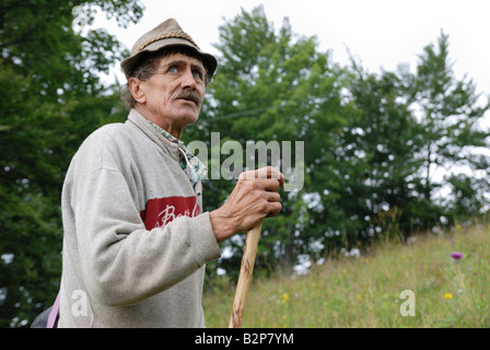 Portrait of mature sheperd man avec de l'herbe et arbres en arrière-plan Grande Fatra Slovaquie montagnes l'été 2008 Banque D'Images