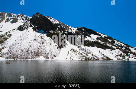 La montagne enneigée se reflétant dans le lac Yosemite National Park California USA Banque D'Images