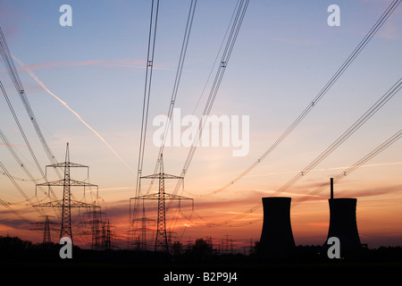 Centrale nucléaire de Grafenrheinfeld Bavière Schweinfurt Allemagne Europe UE au crépuscule Banque D'Images