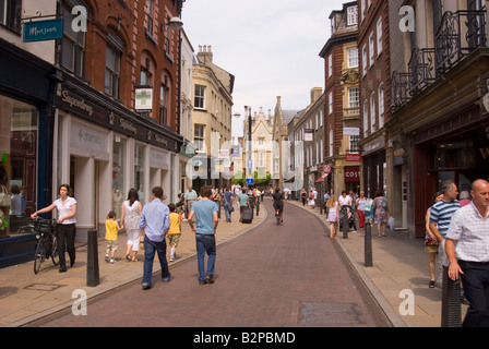 Rue bondée à Cambridge, Royaume-Uni Banque D'Images