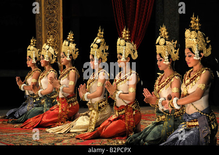 La performance des danseurs cambodgiens Banque D'Images