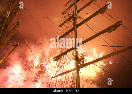 Bastille Day fireworks en face de Le navire russe Kruzenshtern, Festival maritime de Brest 2008, France Banque D'Images