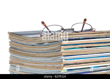 Une pile de vieux magazines usés isolé sur fond blanc Banque D'Images