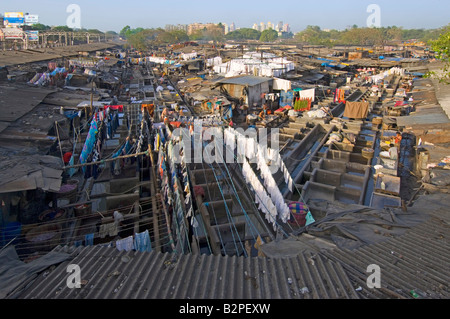 Vue grand angle du Mahalaxmi dhobi ghats où les gens travaillent extrêmement fort pour laver le linge à la main à l'air libre de creux. Banque D'Images