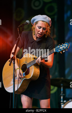 Martha Wainwright en live sur la scène du château au Big Chill 2008, Eastnor, Herefordshire Banque D'Images