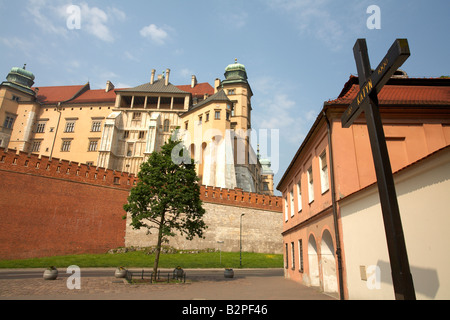 Région de Malopolska Pologne Château Royal de Wawel de Cracovie Croix Katyn Banque D'Images