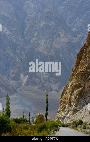 Femme Wakhi sur la Karakoram Highway dans les régions du nord du Pakistan Passu Banque D'Images