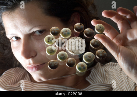 Romano-decoated compteurs de jeu en verre entourant le visage de Méduse sculptés dans l'os. 4ème ANNONCE de siècle Kent, Angleterre. Banque D'Images