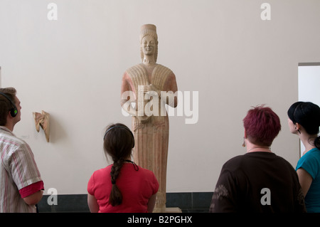 Les visiteurs qui cherchent à le grec ancien vestige et portant des écouteurs audio guide pour la visite de système Musée Pergamon de Museumsinsel Berlin Allemagne île Banque D'Images