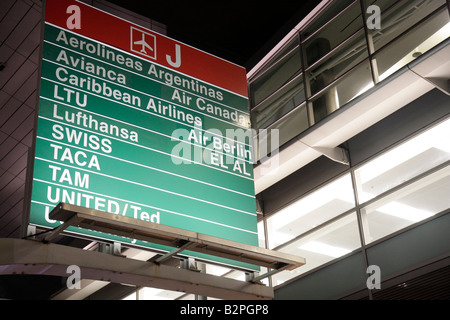 Miami Florida International Airport MIA,panneau,logo,compagnies aériennes,TACA,United,Lufthansa,EL AL,Caribbean Airlines,Avianca,information,direction,Visitors trave Banque D'Images