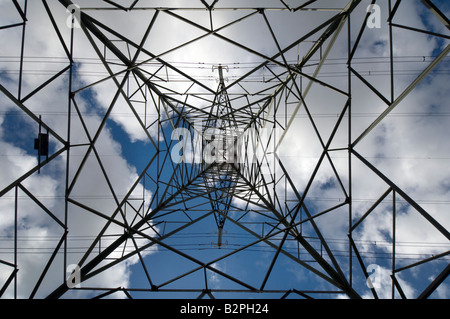 Un pylône d'électricité le courant de l'énergie de la centrale nucléaire de Dungeness B à travers la campagne du Kent Banque D'Images