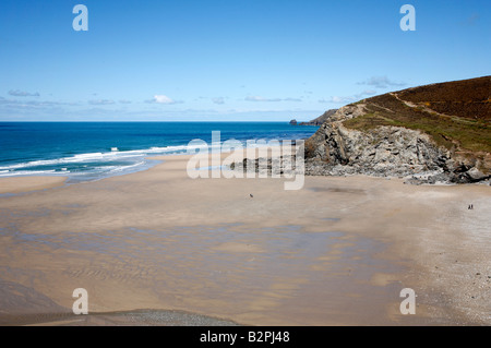 Porthtowan beach à Cornwall, à marée basse. Banque D'Images