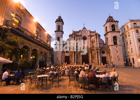 Café en face de la cathédrale de La Havane Catedral de San Cristobal de La Habana La Habana Vieja Cuba Banque D'Images