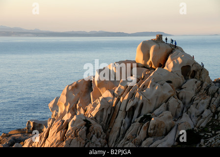 Lumière du soir sur la plage de Capo Testa le nord de la Sardaigne à la Corse-du-Sud vers Banque D'Images