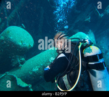 ABU GHUSUN de Wreck plongée épave pot rack DIVER WRECKDIVER WRECKDIVE 1 seul homme il ressemble à la coque sous l'eau en Banque D'Images