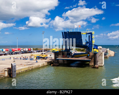 Ferry transmanche rampes d'Ouistreham à Caen en Normandie France Europe avec passagers en attente d'administration Banque D'Images