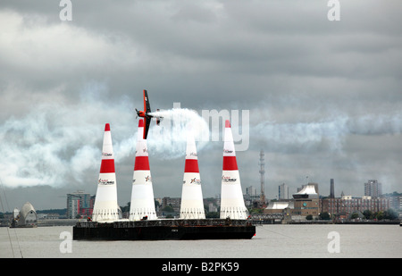 Nicolas Ivanoff négocier la Quadro dans son avion Extra 300SR, au cours de la Red Bull Air Race 2008 à Londres Banque D'Images