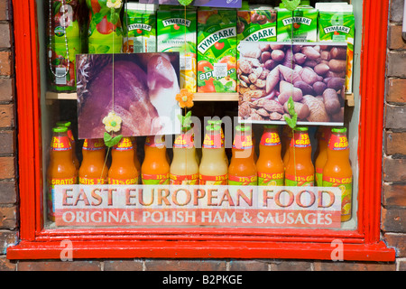 L'Europe de l'est polonais et autres aliments et boissons destinés à la vente dans une vitrine Banque D'Images