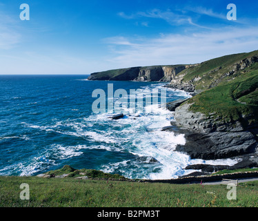 Trebarwith Strand et Penhallic point sur la côte nord de Cornwall, Cornouailles, Angleterre Banque D'Images