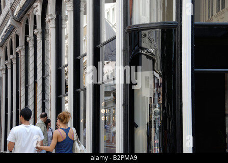 Les bijoutiers dans Shoppers passant chez Asprey New Bond Street London England Banque D'Images