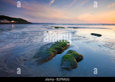 Coucher du soleil sur la plage à Westward Ho Devon, Angleterre Banque D'Images