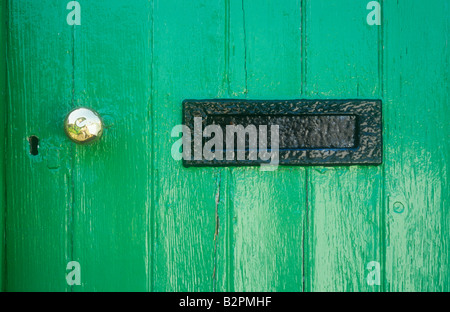 Porte avant en bois peint de couleur vert émeraude avec poignée en laiton peint noir letterbox et serrure Banque D'Images