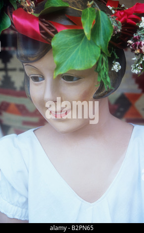 Détail de 1940 shop girl mannequin de simple robe blanche et une couronne de reine mai feuilles de lierre et ruban rouge Banque D'Images