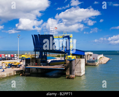 Ferry transmanche rampes d'Ouistreham à Caen en Normandie France Europe Banque D'Images