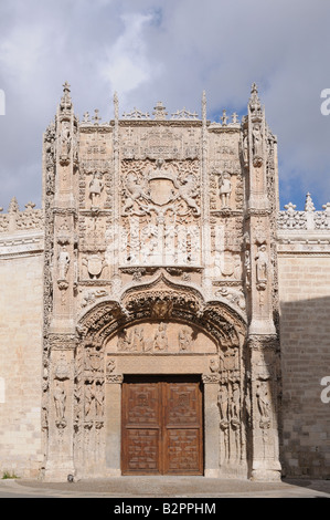 Belle sculpture sur pierre complexes et les portes en bois à l'entrée de Colegio de San Gregorio Valladolid Espagne Banque D'Images