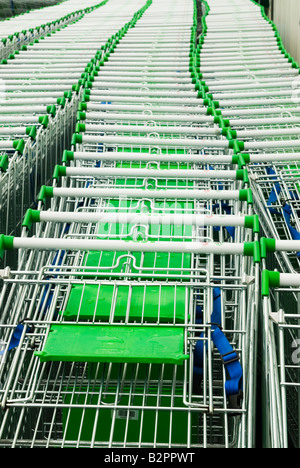 Chariots de supermarché. des chariots. Banque D'Images