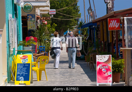 Des tavernes et des cafés en bord de mer sur Myrtos sur l'île Méditerranéenne grecque de Crète GR UE Banque D'Images