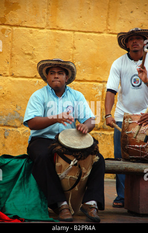 Rue locale musiciens jouant une musique à Carthagène, Colombie Banque D'Images