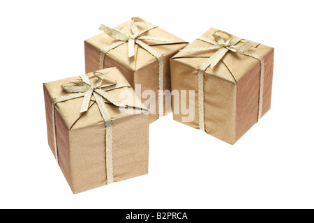 Trois boîtes cadeau avec rubans bow sur fond blanc Banque D'Images
