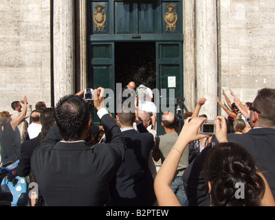 Wedding couple posant pour des photos à rome Banque D'Images