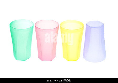 Verres en plastique colorés sur fond blanc Banque D'Images