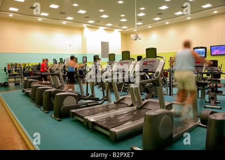 Les gens dans la salle de sport sur l'exécution de machines virtuelles, floue pour la vitesse et la puissance de sport Spa santé générique effets Banque D'Images