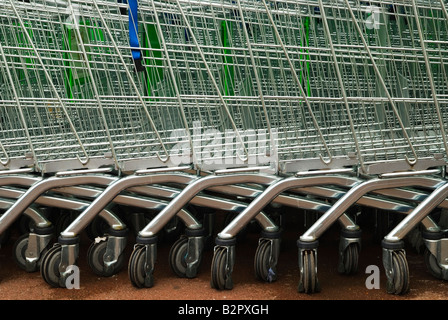 Chariots de supermarché. des chariots. Banque D'Images