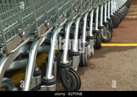 Chariots de supermarché. des chariots. Banque D'Images