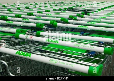 Chariots de supermarché. des chariots. Banque D'Images