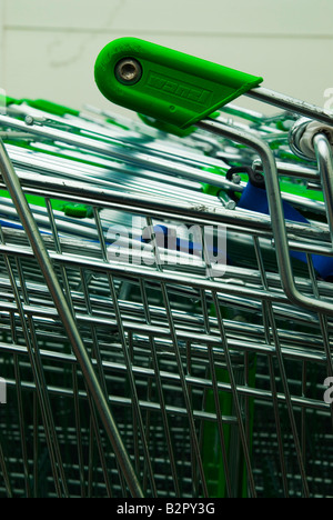 Chariots de supermarché. des chariots. Banque D'Images